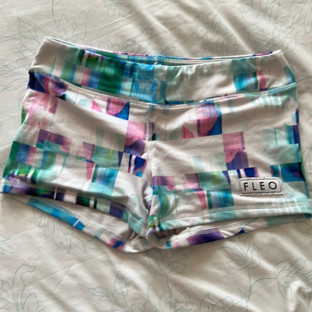 Fleo medium colorblock shorts